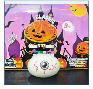 Vista detallada de un juguete antiestrés de ojo de Halloween con empaque temático