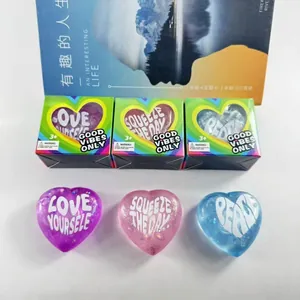 Set de tres juguetes antiestrés coloridos en forma de corazón con eslóganes