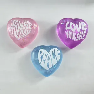 Set de tres juguetes antiestrés en forma de corazón con purpurina y frases motivadoras