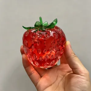 Jouet de décompression fraise en TPR rouge avec texture réaliste et feuilles vertes