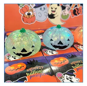Detailansicht farbenfroher Halloween-Kürbis-Quetschspielzeuge mit Glitzer