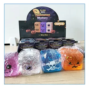 Detail van glitter Halloween squishies met pompoen-, schedel- en oogontwerpen.