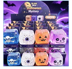 Detailweergave van vierkante Halloween glitter squishy speeltjes in griezelstijl