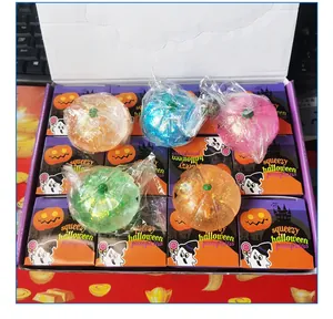 Detailansicht bunter Halloween-Kürbis-Stressspielzeuge mit Glitzer in der Box