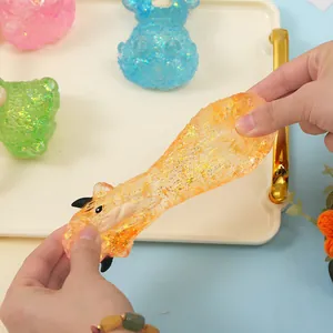 Detailansicht eines dehnbaren Hochlandrind-Malzzucker-Quetschspielzeugs mit Glitzer.