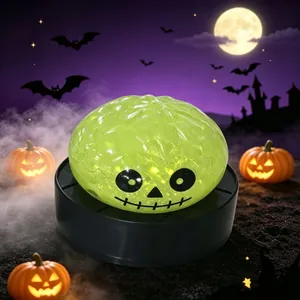 Vista detallada de un juguete de calavera verde brillante con un fondo de noche de Halloween