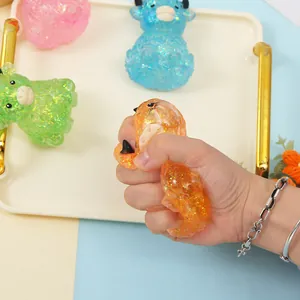 Nahaufnahme eines orangefarbenen Hochlandkuh-Squishys, das fest gedrückt wird.