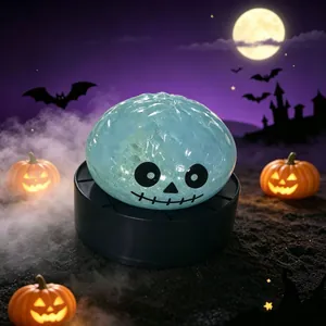 Primer plano de un juguete antiestrés de calavera azul para Halloween