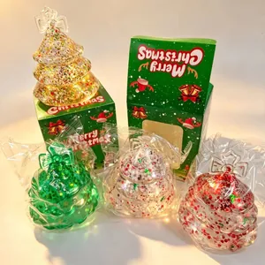 Giocattoli squishy a forma di albero di Natale glitterati in verde, bianco e rosso.