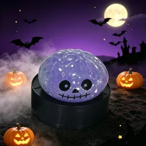 Primer plano de un juguete antiestrés de calavera morada brillante en ambiente de Halloween