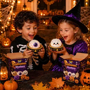 Niños disfrutando de juguetes antiestrés de caja ciega misteriosa de Halloween con brillo