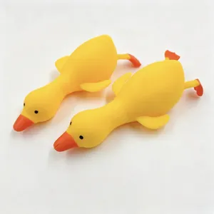 Juego de dos patitos amarillos de rebote lento para aliviar el estrés sobre fondo blanco