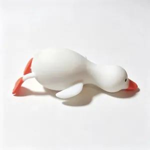 Vista detallada de un juguete de pato de silicona blanco para aliviar el estrés y relax
