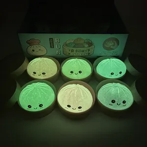 Vista dettagliata di sei squishy a forma di panino che brillano al buio