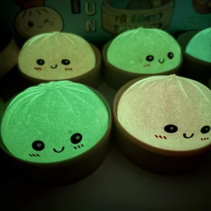 Dettaglio dei giocattoli squishy a forma di raviolo nottilucenti con faccine carine al buio