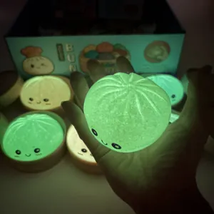 Giocattolo squishy a forma di panino luminoso con effetto luce notturna verde in mano