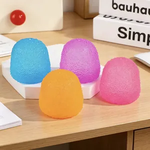 Set di quattro giocattoli antistress colorati a forma di caramella su scrivania