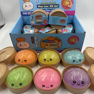 Dettaglio di panini squishy in gelatina glitterata in mini cesti per vapore