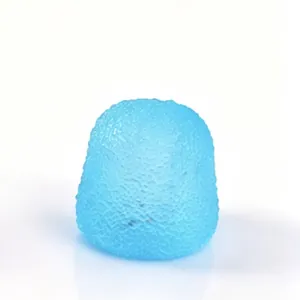 Primo piano di un giocattolo antistress blu in maltosio con texture granulare speciale
