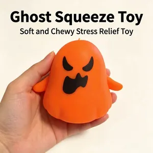 Primer plano de una mano sosteniendo un juguete antiestrés de fantasma naranja de Halloween