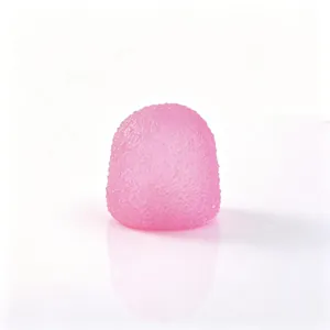 Vista dettagliata di un giocattolo antistress rosa traslucido a forma di caramella