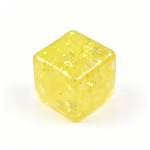 Λεπτομερής προβολή κίτρινου γκλίτερ aurora ice cube maltose squishy παιχνίδι άγχους