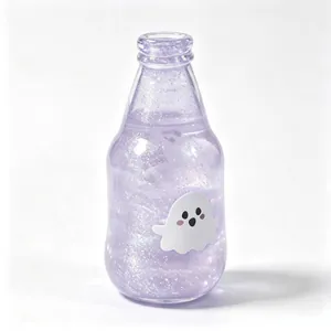 Primer plano de un juguete blando de Halloween morado con purpurina en forma de botella.