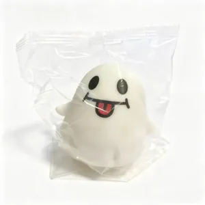 Primer plano de un lindo juguete fantasma blanco de Halloween en su empaque transparente