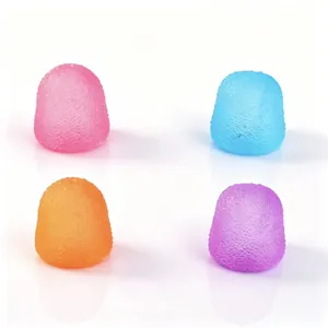 Vista dettagliata di quattro giocattoli gommosi a forma di caramella in vari colori.