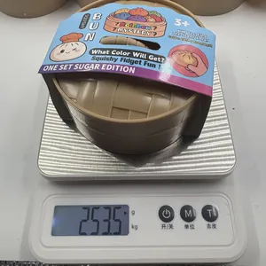 Dettaglio di un giocattolo squishy da 253,5 g su una bilancia digitale professionale