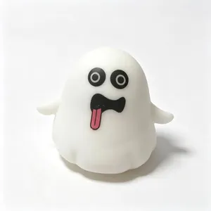Primer plano detallado de un simpático juguete antiestrés de fantasma blanco de Halloween