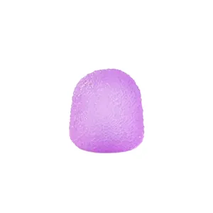 Giocattolo antistress a forma di caramella gommosa viola traslucida con texture.