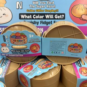 Primo piano di giocattolo squishy dumpling in confezione blind box a vapore
