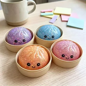 Dettaglio di giocattoli antistress a forma di panino glitterato con faccina sorridente