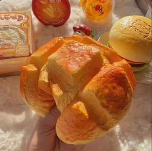 Nahaufnahme von langsam aufsteigendem Ananas-Brot-Squishy mit realistischer Textur
