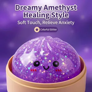 Dettaglio di un giocattolo squishy a forma di panino viola traslucido con glitter colorati