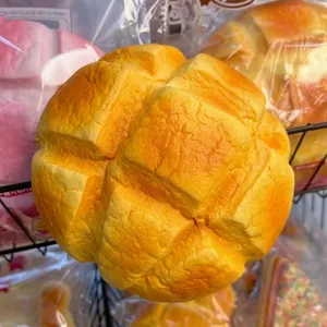 Nahaufnahme eines Jumbo Ananasbrötchen Squishy Spielzeugs mit langsamer Federung