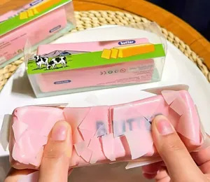 Detailaufnahme eines rosa Butter-Squishy-Spielzeugs zum Stressabbau beim Drücken
