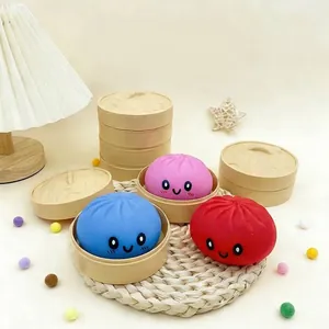 Dettaglio di squishy a forma di panino colorato in mini vaporiere di bambù.