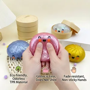 Vista dettagliata di uno squishy colorato a forma di panino glitterato in TPR schiacciato