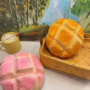 Detailaufnahme von langsam zurückfedernden Brot-Squishies in leuchtendem Gelb und Rosa
