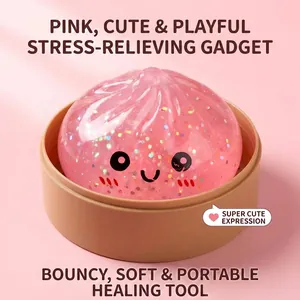 Vista dettagliata di un giocattolo squishy a forma di panino rosa glitterato nel cesto