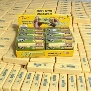 Nahaufnahme von knusprigen Butter-Squishys in einer Verkaufsbox zum Stressabbau