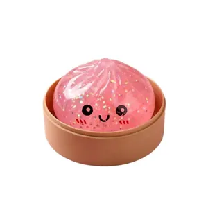 Simpatico squishy panino rosa con glitter e viso sorridente su sfondo bianco