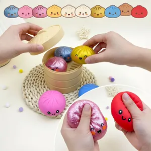 Primo piano di giocattoli squishy a forma di panino colorato schiacciati per alleviare lo stress