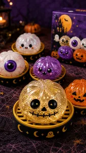 Juguetes antiestrés de bollos de Halloween con diseños de calabaza y ojos espeluznantes.