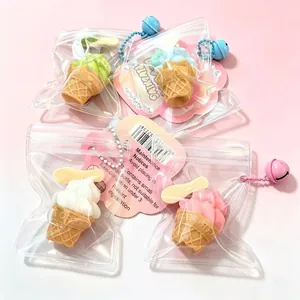 Vista detallada de dijes squishy de helado en bolsas con cremallera y cascabeles