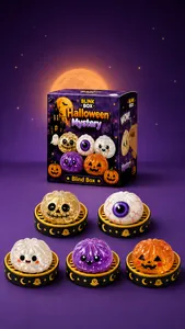 Detalle de los coloridos juguetes blandos de Halloween con su caja de embalaje