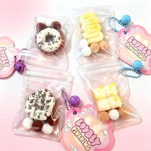 Vista detallada de colgantes squishy con forma de comida en bolsas transparentes