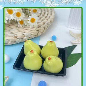 Gros plan détaillé montrant quatre jouets squishy jaunes en forme de poire dans un plateau
